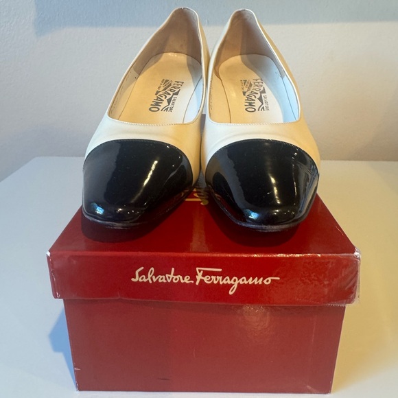 Salvatore Ferragamo Black and Cream Heels 9.5C - Picture 4 of 10